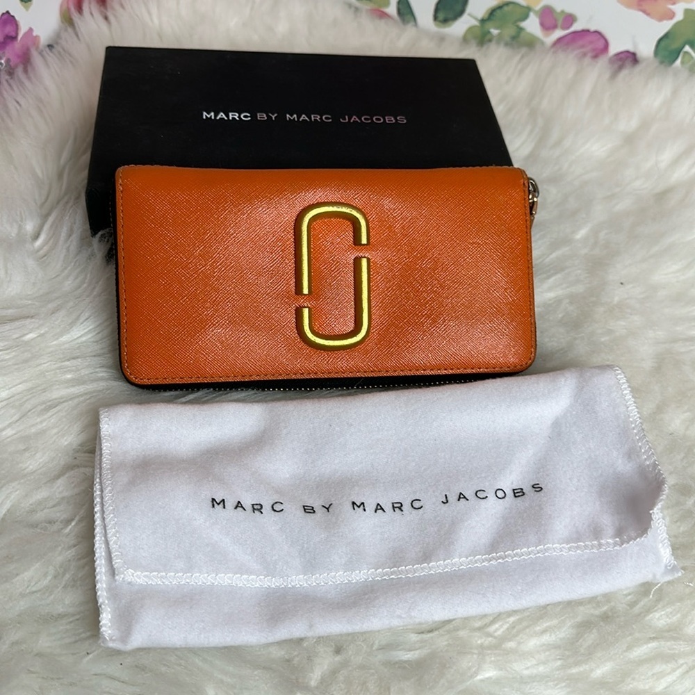💯Authentic Marc by Marc Jacobs Orange Zip Wallet🍀 - Picture 3 of 15